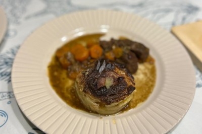 Miniature Traiteur Rennes (Ille-et-Vilaine) - Boeuf Carottes #59 Assiette contenant un morceau de viande, une portion de ratatouille et des pommes de terre rôties.