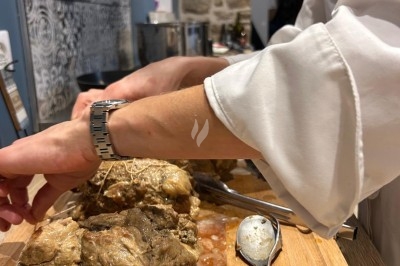 Miniature Traiteur Rennes (Ille-et-Vilaine) - Boeuf Carottes #65 Assiette contenant un morceau de viande, une portion de ratatouille et des pommes de terre rôties.