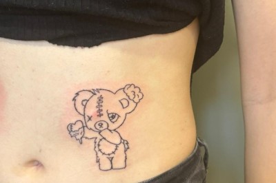 Tatouage sur une jambe représentant un papillon dont une aile se transforme en un bouquet de fleurs détaillées.