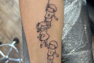 Tatouage sur une jambe représentant un papillon dont une aile se transforme en un bouquet de fleurs détaillées.