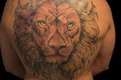 Tatouage sur une jambe représentant un papillon dont une aile se transforme en un bouquet de fleurs détaillées.