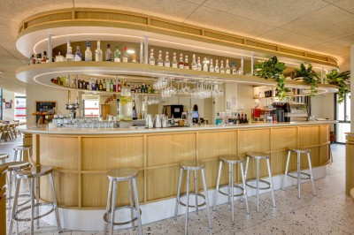 Miniature Location salle Chartres (Eure-et-Loir) - Résidence Harvey Chartres #7 Salle de bain moderne avec douche à l'italienne, lavabo sur meuble en bois et miroirs éclairés.