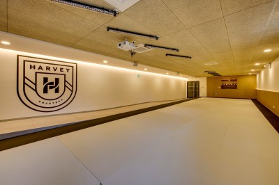 Miniature Location salle Chartres (Eure-et-Loir) - Résidence Harvey Chartres #4 Salle de bain moderne avec douche à l'italienne, lavabo sur meuble en bois et miroirs éclairés.