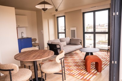 Miniature Location salle Chartres (Eure-et-Loir) - Résidence Harvey Chartres #10 Salle de bain moderne avec douche à l'italienne, lavabo sur meuble en bois et miroirs éclairés.