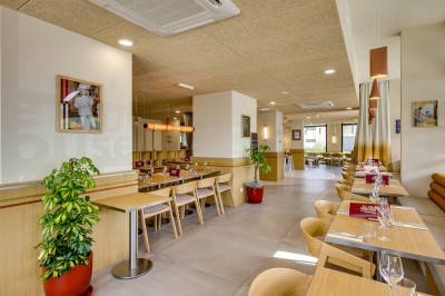 Miniature Location salle Chartres (Eure-et-Loir) - Résidence Harvey Chartres #2 Salle de bain moderne avec douche à l'italienne, lavabo sur meuble en bois et miroirs éclairés.