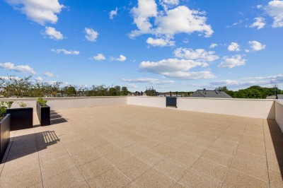Miniature Location salle Chartres (Eure-et-Loir) - Résidence Harvey Chartres #3 Salle de bain moderne avec douche à l'italienne, lavabo sur meuble en bois et miroirs éclairés.