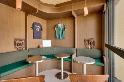 Miniature Location salle Chartres (Eure-et-Loir) - Résidence Harvey Chartres #13 Salle de bain moderne avec douche à l'italienne, lavabo sur meuble en bois et miroirs éclairés.