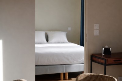 Miniature Location salle Chartres (Eure-et-Loir) - Résidence Harvey Chartres #15 Salle de bain moderne avec douche à l'italienne, lavabo sur meuble en bois et miroirs éclairés.