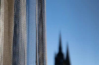 Miniature Location salle Chartres (Eure-et-Loir) - Résidence Harvey Chartres #19 Salle de bain moderne avec douche à l'italienne, lavabo sur meuble en bois et miroirs éclairés.