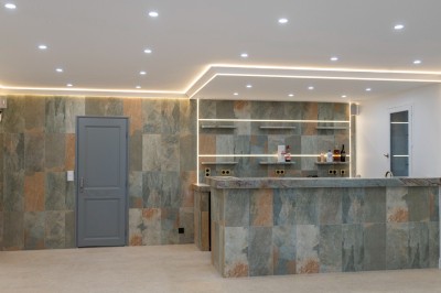 Miniature Location salle Adrets-de-l'Estérel (Var) - Domaine le Palais d’Azur #9 Cheminée moderne encastrée dans un mur blanc, avec une table basse en bois au premier plan et une porte vitrée à droite.