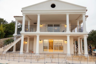 Miniature Location salle Adrets-de-l'Estérel (Var) - Domaine le Palais d’Azur #10 Cheminée moderne encastrée dans un mur blanc, avec une table basse en bois au premier plan et une porte vitrée à droite.