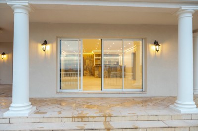 Miniature Location salle Adrets-de-l'Estérel (Var) - Domaine le Palais d’Azur #11 Cheminée moderne encastrée dans un mur blanc, avec une table basse en bois au premier plan et une porte vitrée à droite.