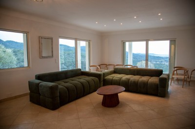 Miniature Location salle Adrets-de-l'Estérel (Var) - Domaine le Palais d’Azur #7 Cheminée moderne encastrée dans un mur blanc, avec une table basse en bois au premier plan et une porte vitrée à droite.