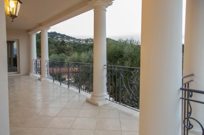 Miniature Location salle Adrets-de-l'Estérel (Var) - Domaine le Palais d’Azur #14 Cheminée moderne encastrée dans un mur blanc, avec une table basse en bois au premier plan et une porte vitrée à droite.