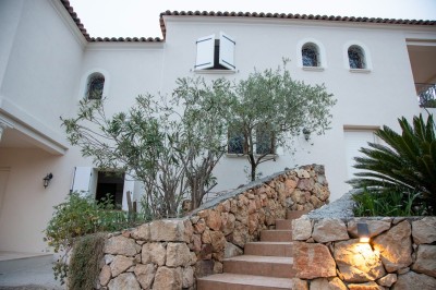 Miniature Location salle Adrets-de-l'Estérel (Var) - Domaine le Palais d’Azur #16 Cheminée moderne encastrée dans un mur blanc, avec une table basse en bois au premier plan et une porte vitrée à droite.