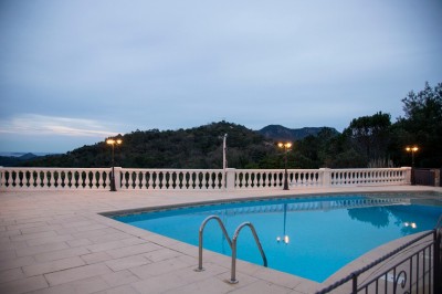 Miniature Location salle Adrets-de-l'Estérel (Var) - Domaine le Palais d’Azur #19 Cheminée moderne encastrée dans un mur blanc, avec une table basse en bois au premier plan et une porte vitrée à droite.