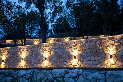 Miniature Location salle Adrets-de-l'Estérel (Var) - Domaine le Palais d’Azur #21 Cheminée moderne encastrée dans un mur blanc, avec une table basse en bois au premier plan et une porte vitrée à droite.
