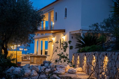 Miniature Location salle Adrets-de-l'Estérel (Var) - Domaine le Palais d’Azur #22 Cheminée moderne encastrée dans un mur blanc, avec une table basse en bois au premier plan et une porte vitrée à droite.