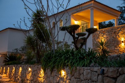 Miniature Location salle Adrets-de-l'Estérel (Var) - Domaine le Palais d’Azur #23 Cheminée moderne encastrée dans un mur blanc, avec une table basse en bois au premier plan et une porte vitrée à droite.