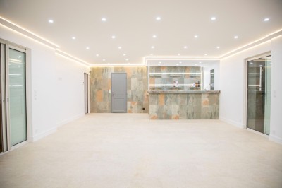 Miniature Location salle Adrets-de-l'Estérel (Var) - Domaine le Palais d’Azur #8 Cheminée moderne encastrée dans un mur blanc, avec une table basse en bois au premier plan et une porte vitrée à droite.