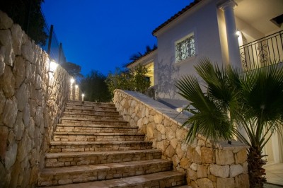 Miniature Location salle Adrets-de-l'Estérel (Var) - Domaine le Palais d’Azur #3 Cheminée moderne encastrée dans un mur blanc, avec une table basse en bois au premier plan et une porte vitrée à droite.