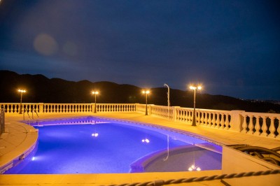 Miniature Location salle Adrets-de-l'Estérel (Var) - Domaine le Palais d’Azur #5 Cheminée moderne encastrée dans un mur blanc, avec une table basse en bois au premier plan et une porte vitrée à droite.