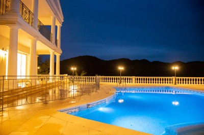 Miniature Location salle Adrets-de-l'Estérel (Var) - Domaine le Palais d’Azur #4 Cheminée moderne encastrée dans un mur blanc, avec une table basse en bois au premier plan et une porte vitrée à droite.