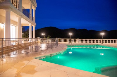 Miniature Location salle Adrets-de-l'Estérel (Var) - Domaine le Palais d’Azur #30 Cheminée moderne encastrée dans un mur blanc, avec une table basse en bois au premier plan et une porte vitrée à droite.