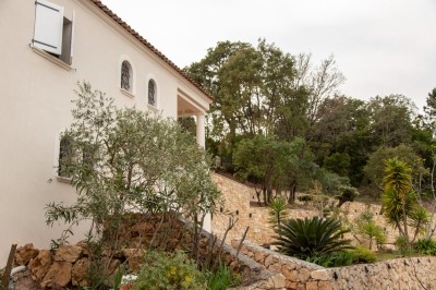 Miniature Location salle Adrets-de-l'Estérel (Var) - Domaine le Palais d’Azur #33 Cheminée moderne encastrée dans un mur blanc, avec une table basse en bois au premier plan et une porte vitrée à droite.
