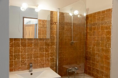 Miniature Location salle Adrets-de-l'Estérel (Var) - Domaine le Palais d’Azur #36 Cheminée moderne encastrée dans un mur blanc, avec une table basse en bois au premier plan et une porte vitrée à droite.