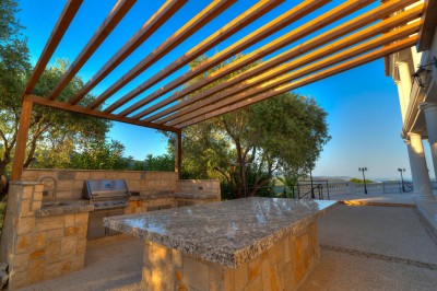Miniature Location salle Adrets-de-l'Estérel (Var) - Domaine le Palais d’Azur #50 Salle lumineuse avec colonnes blanches, grandes baies vitrées donnant sur une terrasse avec vue sur une piscine et des…