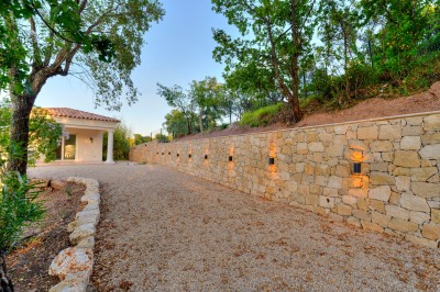 Miniature Location salle Adrets-de-l'Estérel (Var) - Domaine le Palais d’Azur #51 Salle lumineuse avec colonnes blanches, grandes baies vitrées donnant sur une terrasse avec vue sur une piscine et des…