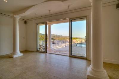 Miniature Location salle Adrets-de-l'Estérel (Var) - Domaine le Palais d’Azur #54 Salle lumineuse avec colonnes blanches, grandes baies vitrées donnant sur une terrasse avec vue sur une piscine et des…