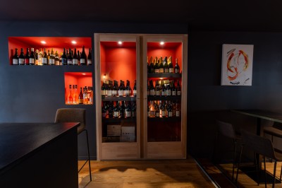 Miniature Location salle Chasselay (Rhône) - La Cave Chez Max #4 Intérieur d'un café moderne avec un comptoir en bois, des tables hautes et une décoration murale colorée.