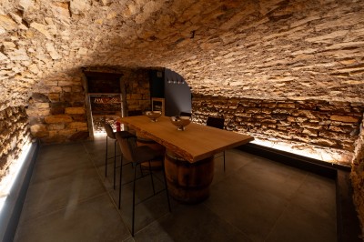 Miniature Location salle Chasselay (Rhône) - La Cave Chez Max #5 Intérieur d'un café moderne avec un comptoir en bois, des tables hautes et une décoration murale colorée.
