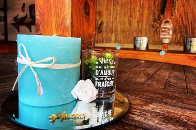 Table en bois garnie de divers plats, pains, charcuteries et amuse-bouches, présentés pour un buffet en extérieur.