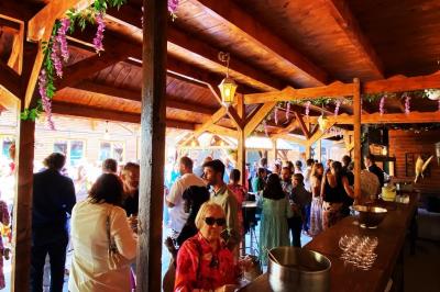 Table en bois garnie de divers plats, pains, charcuteries et amuse-bouches, présentés pour un buffet en extérieur.