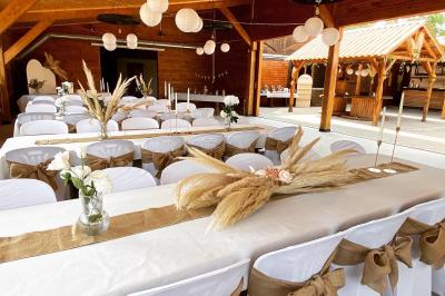 Table en bois garnie de divers plats, pains, charcuteries et amuse-bouches, présentés pour un buffet en extérieur.