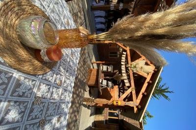 Table en bois garnie de divers plats, pains, charcuteries et amuse-bouches, présentés pour un buffet en extérieur.