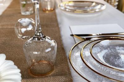 Table en bois garnie de divers plats, pains, charcuteries et amuse-bouches, présentés pour un buffet en extérieur.