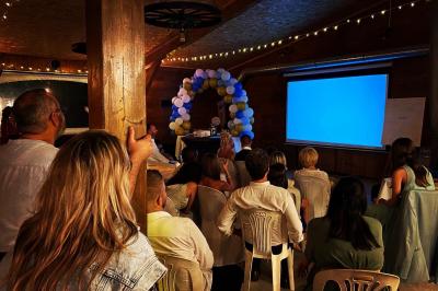 Table en bois garnie de divers plats, pains, charcuteries et amuse-bouches, présentés pour un buffet en extérieur.