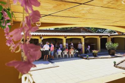 Table en bois garnie de divers plats, pains, charcuteries et amuse-bouches, présentés pour un buffet en extérieur.