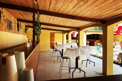 Table en bois garnie de divers plats, pains, charcuteries et amuse-bouches, présentés pour un buffet en extérieur.