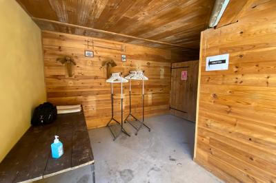 Table en bois garnie de divers plats, pains, charcuteries et amuse-bouches, présentés pour un buffet en extérieur.