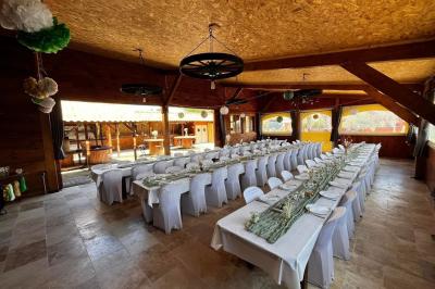 Table en bois garnie de divers plats, pains, charcuteries et amuse-bouches, présentés pour un buffet en extérieur.