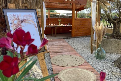 Miniature Location salle Lattes (Hérault) - Le Mas Valero #18 Légumes colorés grillant sur une plancha en extérieur, avec des convives flous en arrière-plan.