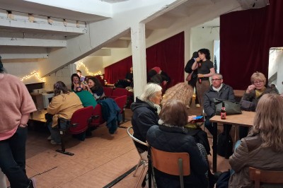 Miniature Location salle Uccle (Bruxelles-Capitale) - L’Atelier Bascule #7 Façade d'une maison moderne en bois avec de grandes baies vitrées, entourée de murs en briques et végétation.