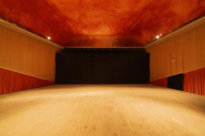 Miniature Location salle Uccle (Bruxelles-Capitale) - L’Atelier Bascule #11 Façade d'une maison moderne en bois avec de grandes baies vitrées, entourée de murs en briques et végétation.