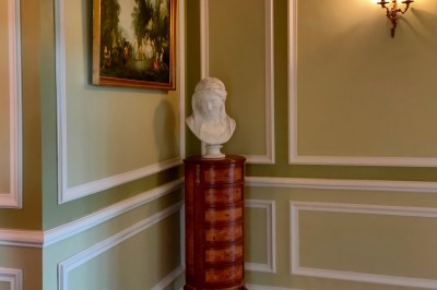 Miniature Location salle Chaptuzat (Puy-de-Dôme) - Château des Bérangers #18 Allée bordée de jeunes arbustes menant à une porte en fer, entourée d'arbres et d'un espace herbeux.