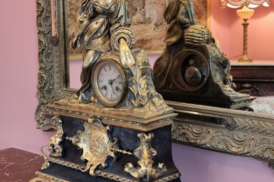 Miniature Location salle Chaptuzat (Puy-de-Dôme) - Château des Bérangers #15 Allée bordée de jeunes arbustes menant à une porte en fer, entourée d'arbres et d'un espace herbeux.